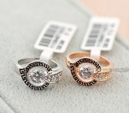 Crystal twist ring with crystal
