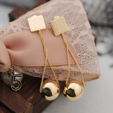 Pendulam Golden Earring in Square stud