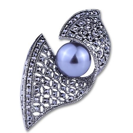 Oxidige leaf crosage brooch with pearl