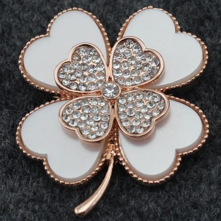 Four leaf brooch with stone
