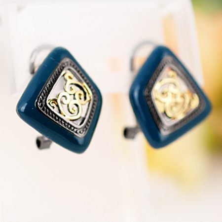 VN geometric stud earring