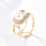 Resizable ring with pearl and rhinestone