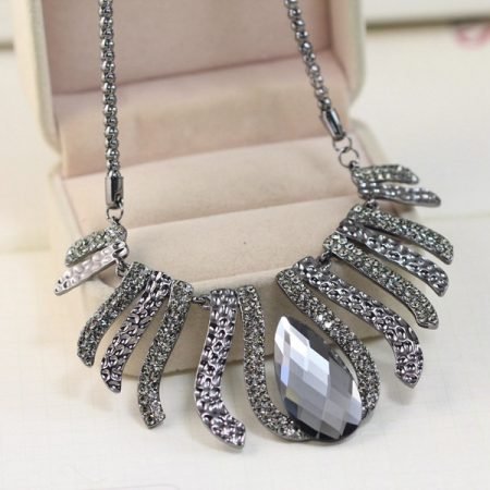 Oubi Yabi wave necklace with big stone