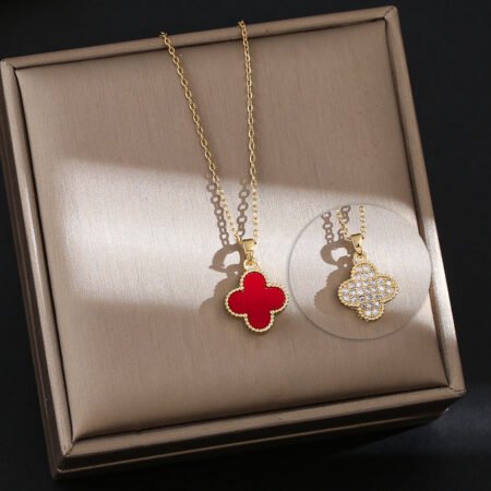 Clover pendant clavicle necklace