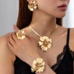 Shiny golden 5pcs jewelry set including braceset